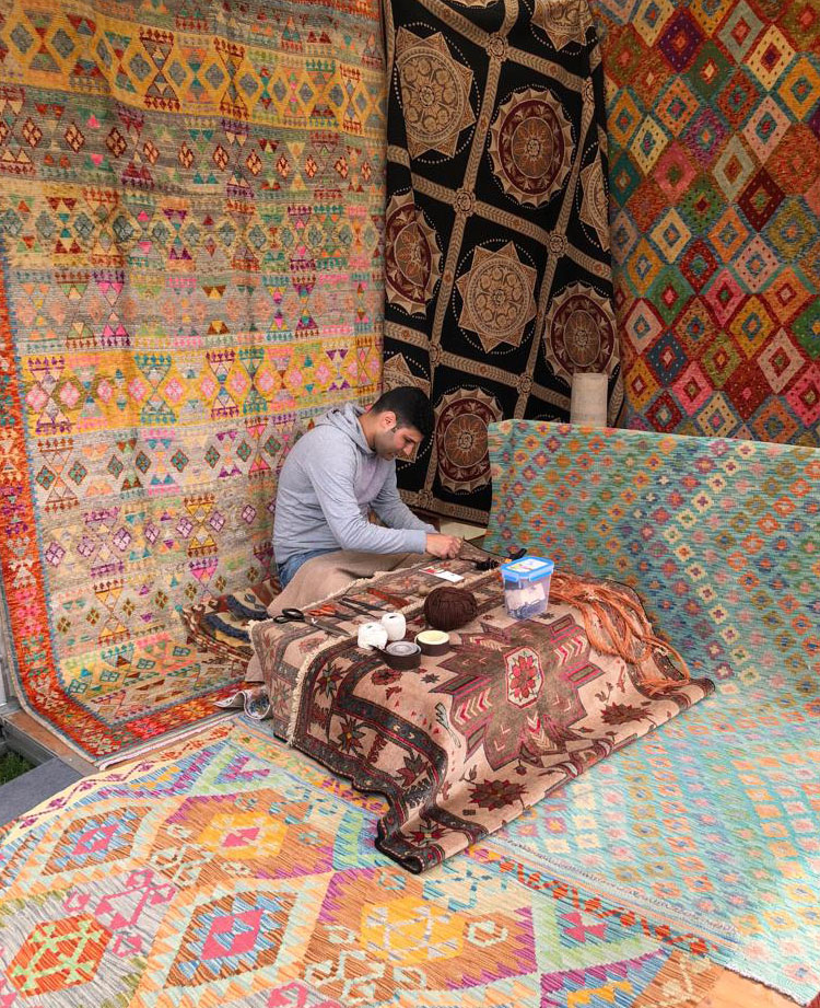 Vinil qalpoq kiygan krossdresser jinsiy aloqada boladi. Porno erlar bi